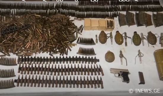 შსს-მ თბილისსა და რეგიონებში უკანონო ცეცხლსასროლი იარაღები, საბრძოლო მასალა და ნარკოტიკები ამოიღო