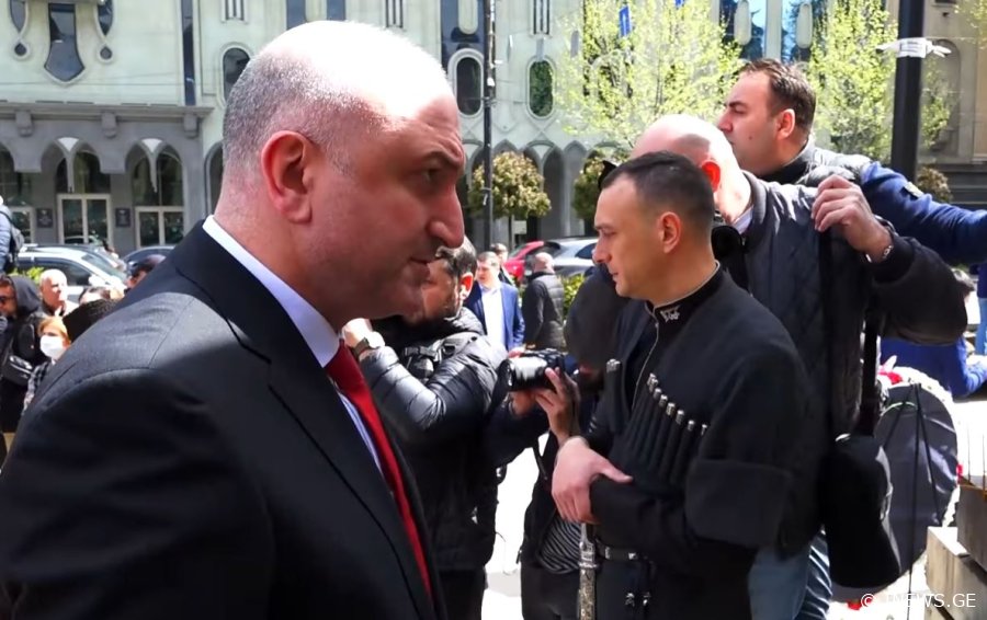 თავდაცვის მინისტრმა მთავრობის სხვა წარმომადგენლებთნ ერთად 9 აპრილს დაღული გმირებს პატივი მიაგო