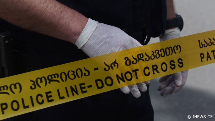 თბილისში მოძრავი ავტომობილიდან კაცს 3 ტყვია ესროლეს და დაჭრეს - მანქანა ავტობუსსაც დაეჯახა