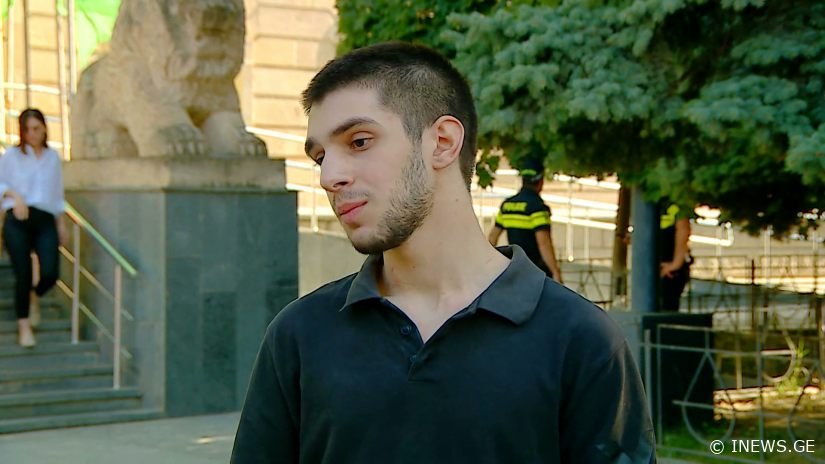 “მანქანაში მირტყეს, ჩემს ძმას სასქესო ორგანოზე შეეხნენ” – რას ყვება 21 წლის ბიჭი, რომელიც შსს-მ დააკავა