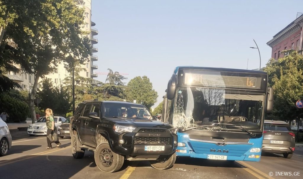 ავარია თბილისში – “ბასლაინზე” მსუბუქი ავტომობილი ავტობუსს დაეჯახა