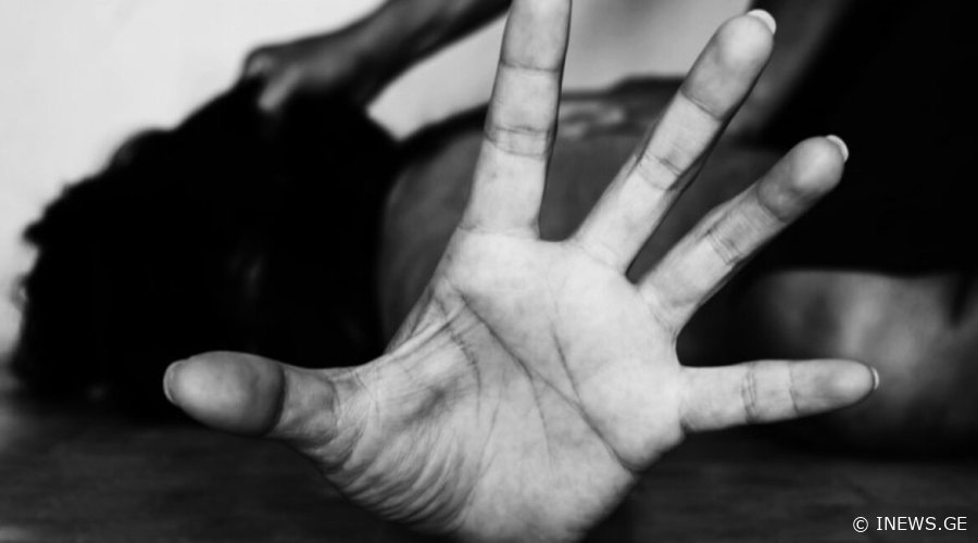 "გოგონამ მომხდარი კლასელს უთხრა, ძალადობის ისტორიამ სამეზობლო შეძრა, ამბის დაჯერება უჭირთ" - 13 წლის შვილის გაუპატიურების ბრალდებით დაკავებულ მამას ბრალი წარედგინა