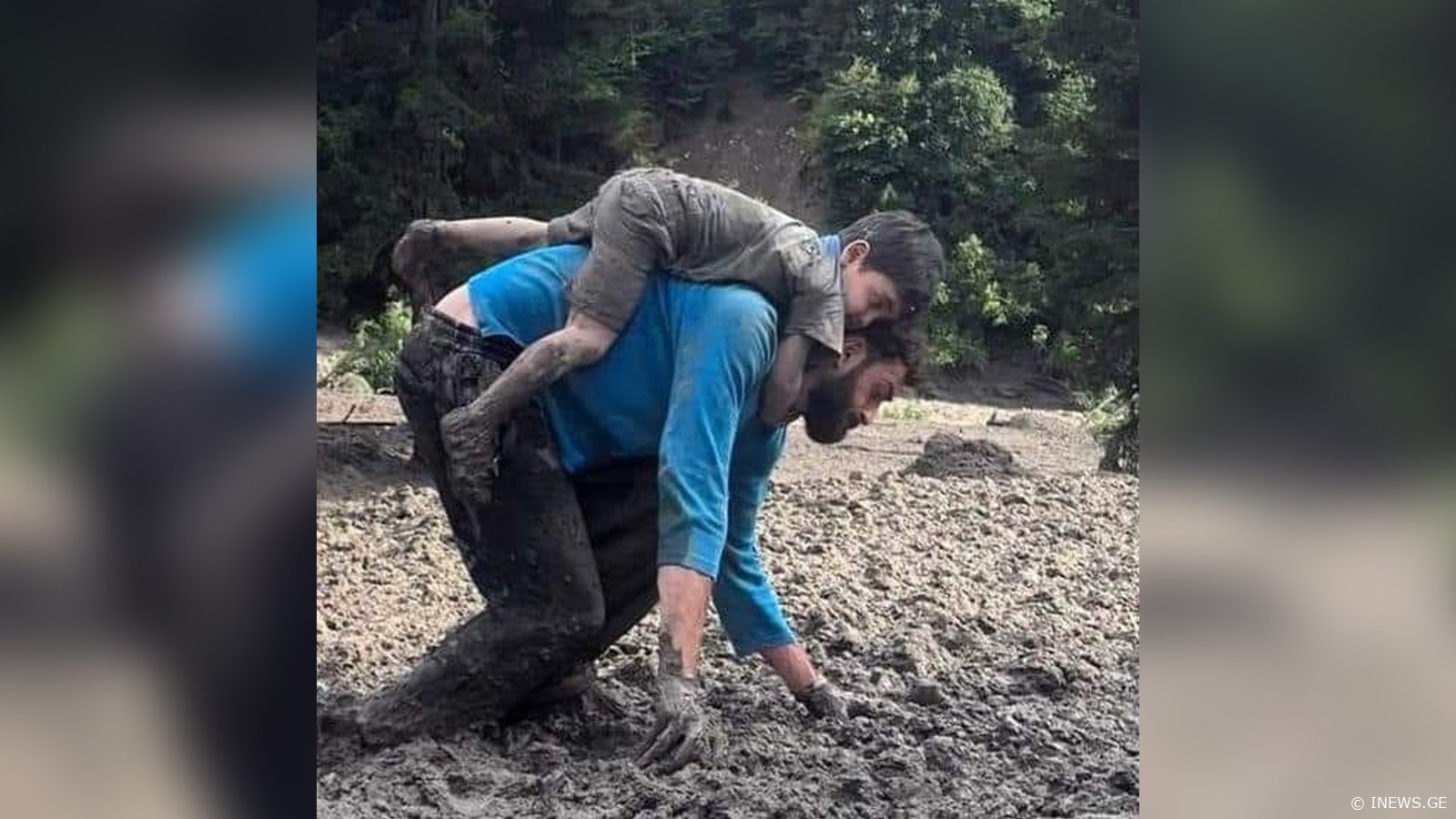 "ადგილიდან ვერ დავიძარით, მეწყერმა ორჯერ წაგვიღო.." - რას ჰყვება კაცი, რომელმაც თავისი 5 წლის დისშვილი გადაარჩინა