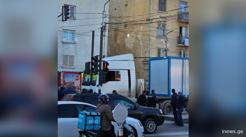 სამგორის მეტროსთან ქვეითს ზებრაზე სატვირთო დაეჯახა | არსებული ინფორმაციით, ის ადგილზე დაიღუპა