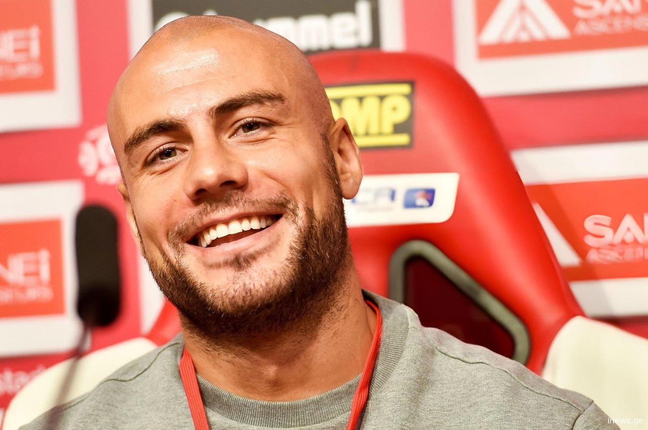 „დიახ, თაობებს უნდა მოვუყვეთ, რომ საქართველოს ნაკრებს ჯაბასნაირი სამაგალითო კაპიტანი ჰყავდა…“ - რა ისტორიული კადრი ვრცელდება ჯაბა კანკავაზე