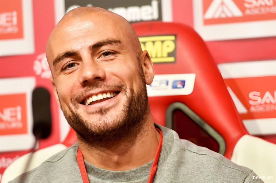 „დიახ, თაობებს უნდა მოვუყვეთ, რომ საქართველოს ნაკრებს ჯაბასნაირი სამაგალითო კაპიტანი ჰყავდა…“ - რა ისტორიული კადრი ვრცელდება ჯაბა კანკავაზე