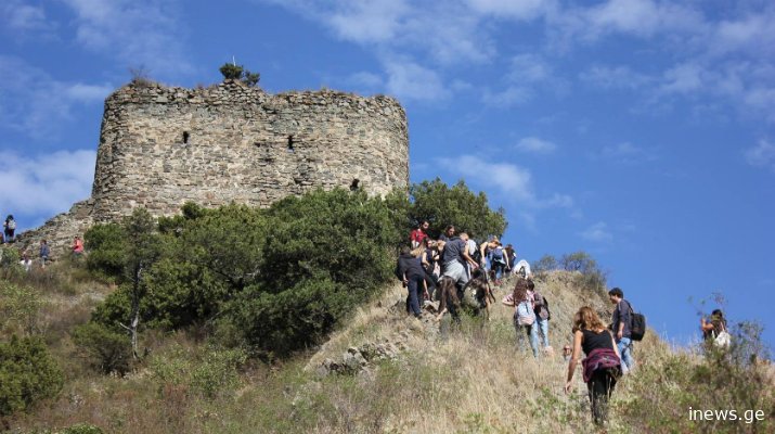 “ვერ ვუშვებ ექსკურსიაზე, არ მაქვს საშუალება და ტირის უკვე 3 დღეა…” “4 შვილი მყავს, რომელი ერთისთვის ვისესხო ამდენი ფული ან რა ვალდებულებაა…” “ეგოისტი მშობლების ბრალია, რომ იჩაგრებიან ზოგიერთები”