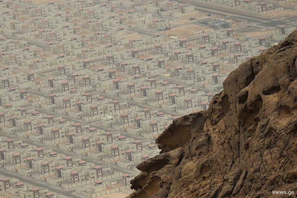 არის თუ არა მასში თბილისი - მსოფლიოს უდიდესი 10 ქალაქი, სადაც 80 წლის შემდეგ ადამიანები ვეღარ იცხოვრებენ