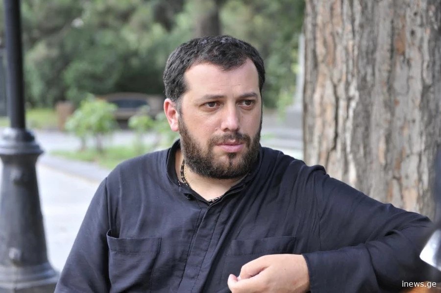 "ქვითინი ჩამესმა, რომელიც ხმაურიან ტირილში გადაიზარდა - ღვთისმშობლის ხატთან კესარია იდგა , ტკივილით და სინანულით სავსე…" - რას წერს პეტრე კოლხი კესარია აბრამიძეზე