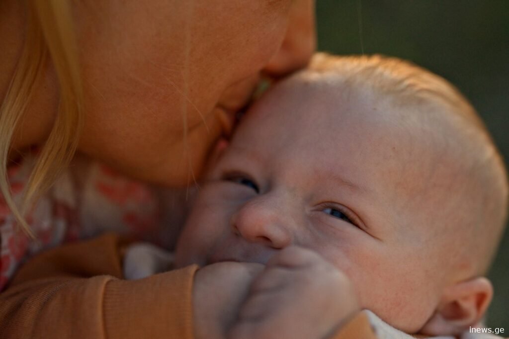 რატომ არ უნდა აკოცოთ ჩვილ ბავშვს არასოდეს - ექსპერტთა შემაშფოთებელი დასკვნა