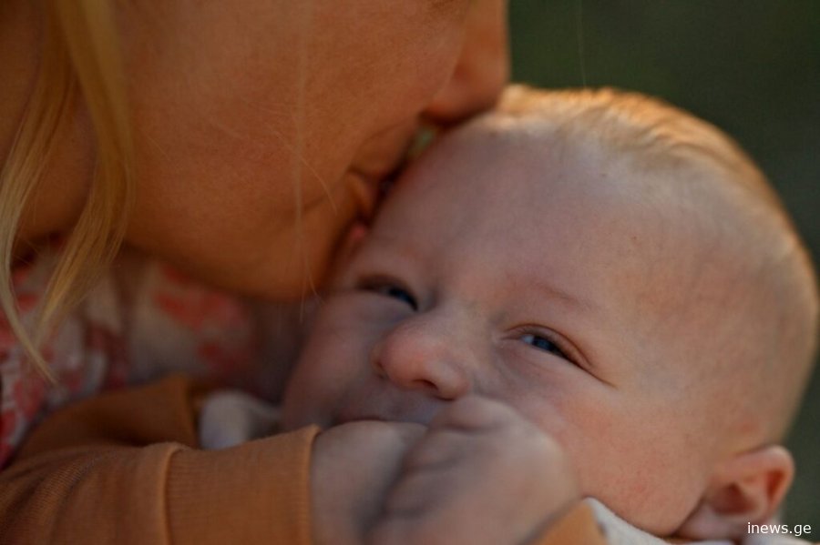 რატომ არ უნდა აკოცოთ ჩვილ ბავშვს არასოდეს - ექსპერტთა შემაშფოთებელი დასკვნა