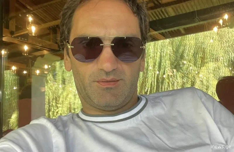 "რა ხდება მეგობრებო? ლანძღავთ რობერტ სტურუას, რომელმაც დაგზარდათ... დგახართ იქ, სადაც შენს გვერდით მდგომი, ლეწავს რუსთაველის თეატრს" - ლევან ხურცია