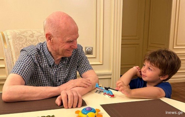 86 წლის ასლან აბაშიძე შვილიშვილებთან ერთად - როგორ ცხოვრობს აჭარის ავტონომიური რესპუბლიკის ყოფილი მეთაური მოსკოვში, სადაც მეორედ იქორწინა