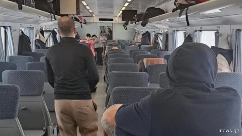 "წინიდან ბათუმის მატარებელია, გვერდიდან მდინარე, სად წავიდეთ..." -ფოთი-თბილისის მატარებელი ხარაგაულში გაჩერდა