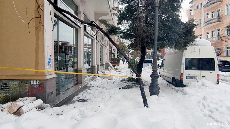 ბათუმში ქალს სახურავიდან ჩამოვარდნილი თოვლის მასა დაეცა, ის კლინიკაში გადაიყვანეს