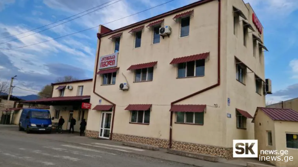 ახალციხეში, 10 წლამდე ბავშვი მეხუთე სართულიდან გადმოვარდა - მოზარდი ბრიგადას თბილისში გადმოჰყავს: რა დეტალები ხდება ცნობილი