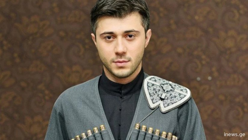 „ჩემი 10 წლის შვილი შეყვარებულია ნაკრების ფეხბურთელებზე. დღეს სახლში დაპატიჟა მეგობრები მატჩის საყურებლად... მე კი, დღეს მატჩის დროს რუსთაველზე ვიდგები მათი მომავლის დასაცავად“ - კახა კინწურაშვილი