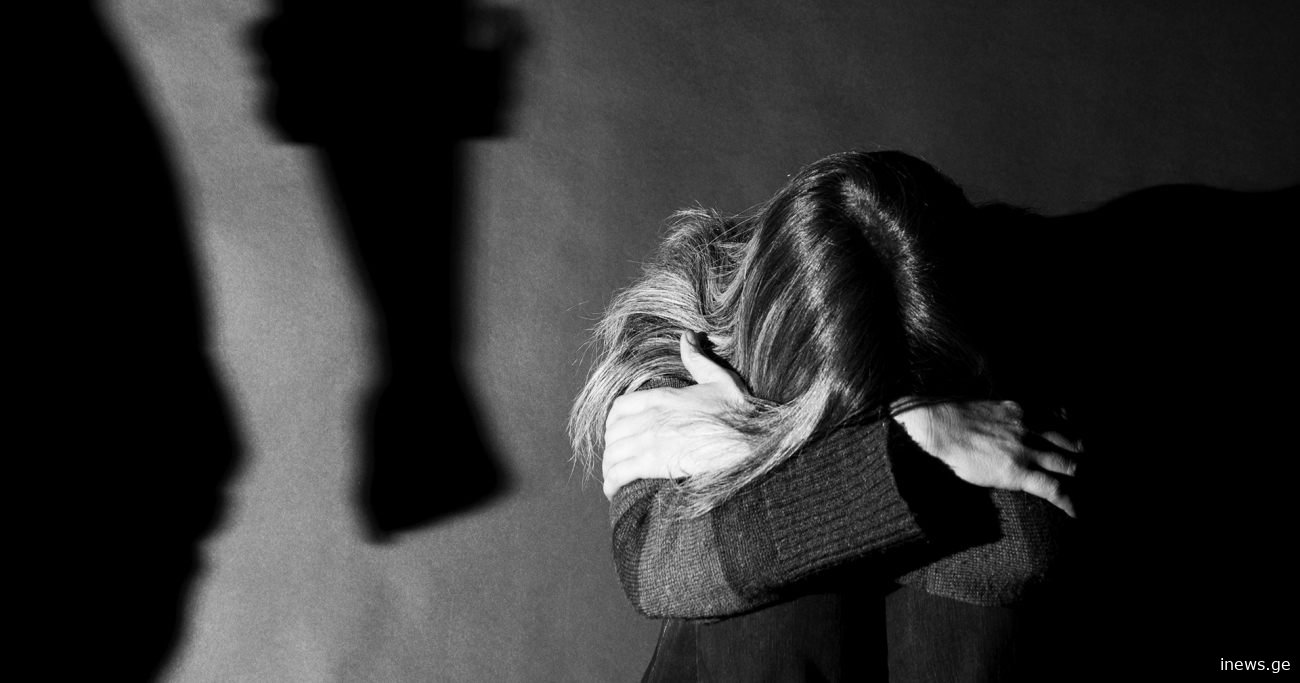 არასრულწლოვანი შვილის თანდასწრებით, ცოლზე ძალადობისა და მუქარისთვის, პოლიციელს ბრალი წარუდგინეს