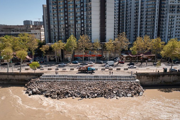 "რაღაცები ჩვენც ვიცით“, "ნუ იქნებიან პანიკაში“ - რატომ განათავსეს მტკვრის მარცხენა სანაპიროზე ლოდები