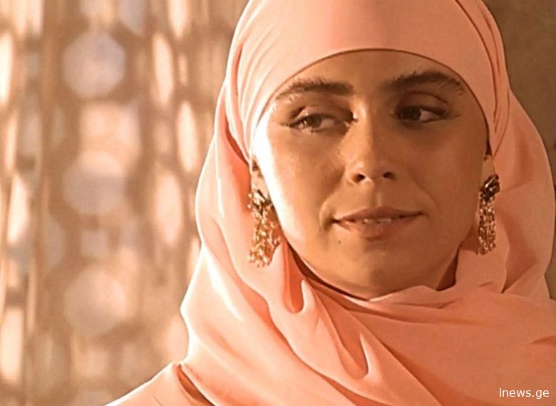 ნაოჭები და ასაკოვანი კანი – “კლონის” ვარსკვლავს” ვეღარ იცნობთ, ისე შეიცვალა