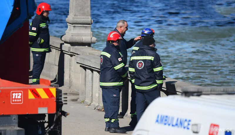 მტკვარში მანქანა გადავარდა - ავტომობილში რამდენიმე ადამიანი იჯდა