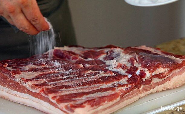 ხორცის დარბილების ყველაზე მარტივი მეთოდი - მხოლოდ 1 ინგრედიენტი, 30 წუთი და ხორცი პირში დნება!