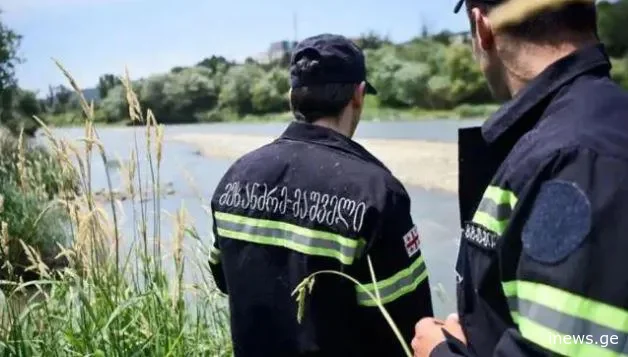 ქუ­თა­ის­ში, მდი­ნა­რე რი­ონ­ში ახალ­გაზ­რდა ქა­ლის ცხე­და­რი იპო­ვეს. 19 წლის გო­გოს სამ­ძებ­რო-სა­მაშ­ვე­ლო სა­მუ­შა­ო­ე­ბი გუ­შინ ღა­მით, ბა­ლახ­ვა­ნის ხი­დის მიმ­დე­ბა­რედ და­ი­წყო.  სა­მუ­შა­ო­ებ­ში ჩარ­თუ­ლი იყ­ვნენ მყვინ­თა­ვე­ბი.  ახალ­გაზ­რდ