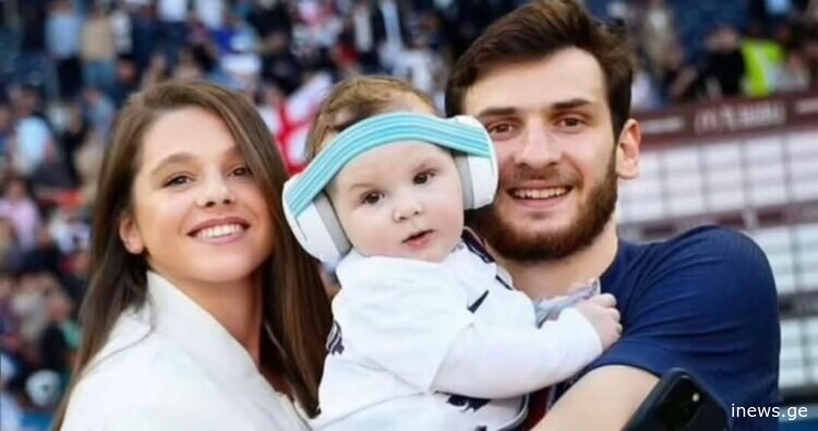 როგორ გულშემატკივრობდა ოჯახი ხვიჩა კვარაცხელიას არსენალთან მატჩში – ნიცა თავაძე სტადიონიდან კადრებს გვიზიარებს