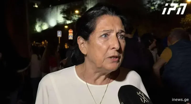 "არანაირი თავისუფლება, არანაირი კეთილდღეობა, არანაირი მშვიდობა რუსეთთან ერთად არ არსებობს" - სალომე ზურაბიშვილი ევროპის მოედანზე მიმდინარე აქციას შეუერთდა