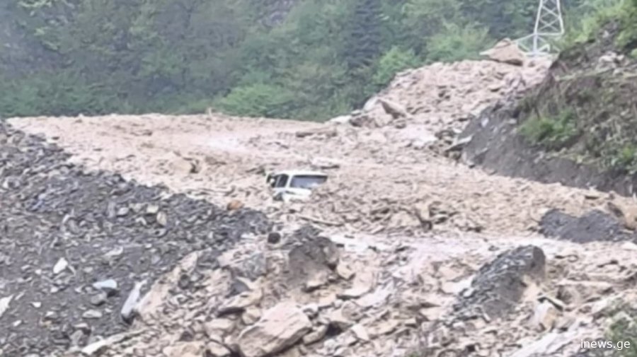 მეწყერი სოფელ ბაბილთან - მანქანა მიწის მასაში მოყვა, გადარჩნენ თუ არა მგზავრები?