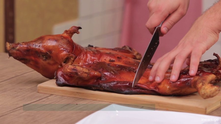 როგორ შევწვათ გოჭი სახლის პირობებში, რომ კნატუნა და გემრიელი გამოვიდეს