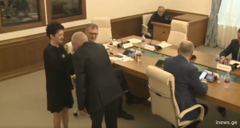 ახლა შეიძლება გაგეცინოთ, ვიყავი კვიპროსში, ვიწექი აკლდამაში, ეს იქიდან ჩამოვიტანე და მინდა გადმოგცეთ - რა მოხდა დროებითი საგამოძიებო კომისიის სხდომაზე