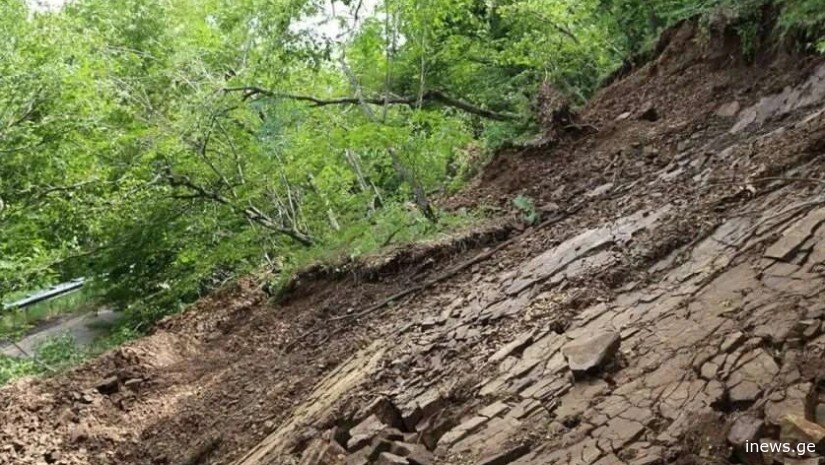 ძლიერი წვიმის გამო მიწის მასა ჩამოიშალა... - გზების დეპარტამენტი მძღოლებს აფრთხილებს