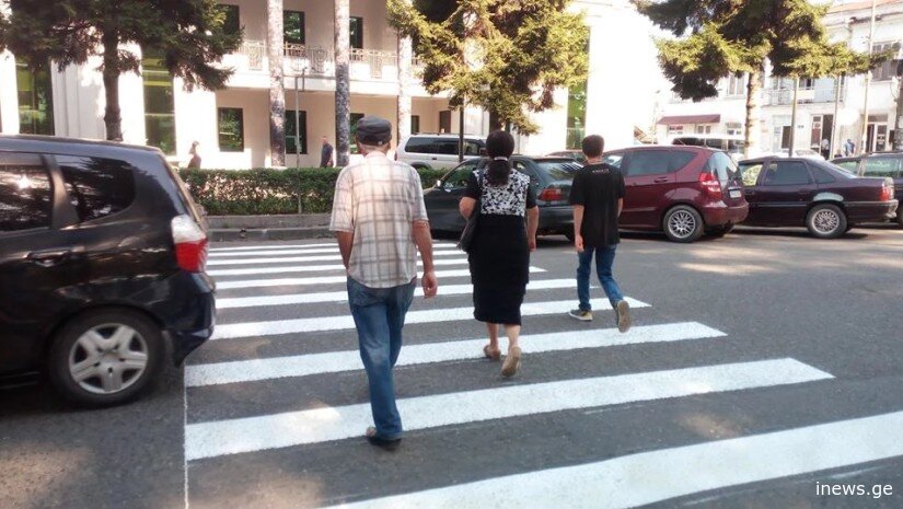 ცნობილია, რამდენი ლარით დაჯარიმდება ქვეითი, თუ ისეთ გზაზე გადავა, სადაც ზებრა გადასასვლელი არ არის