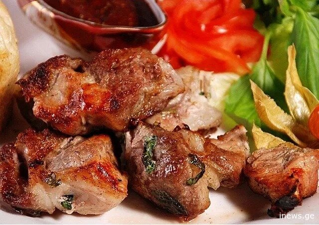 როგორ შევწვათ ტაფაზე მწვადი ისე, რომ შამფურზე შემწვარივით გემრიელი გამოვიდეს - გამოცდილი რჩევები დიასახლისებისგან